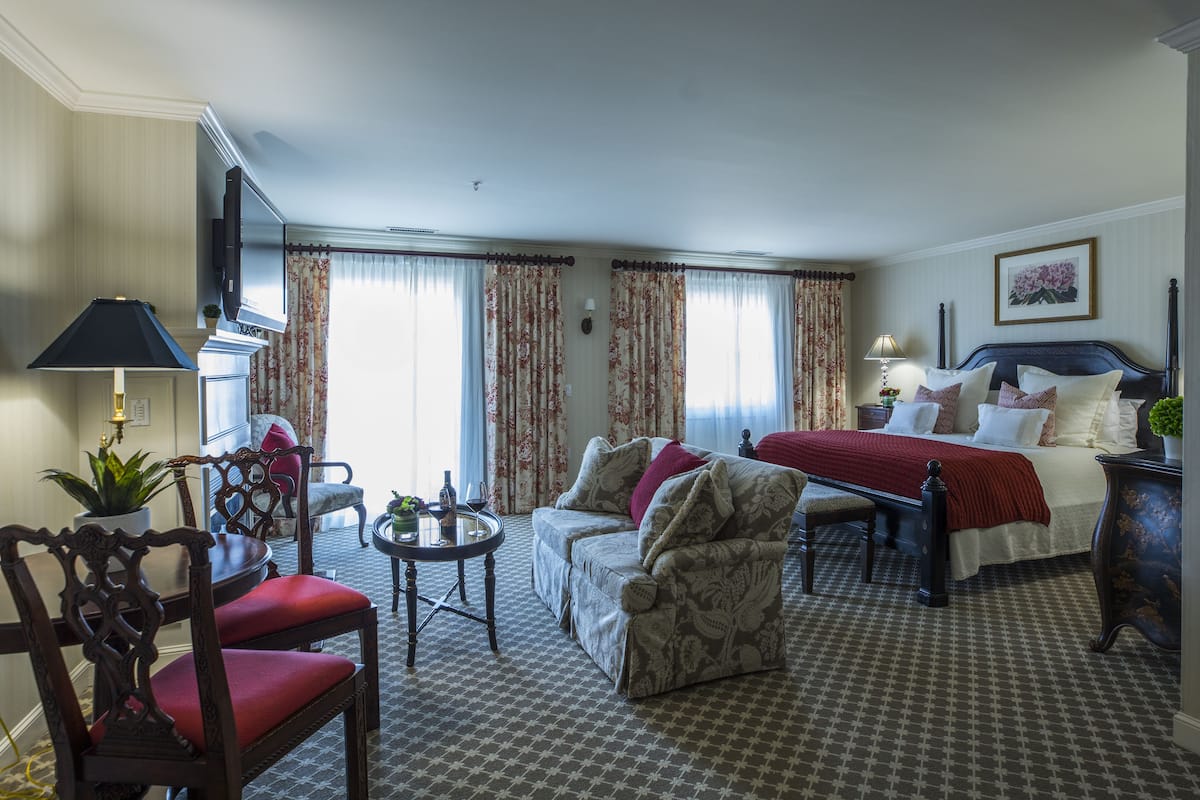 Deluxe Room, 1 Queen Bed, Garden View, Garden Area (Deluxe Rm 1 King Bed Residential View) | Premium bedding, minibar, individually decorated, individually furnished
