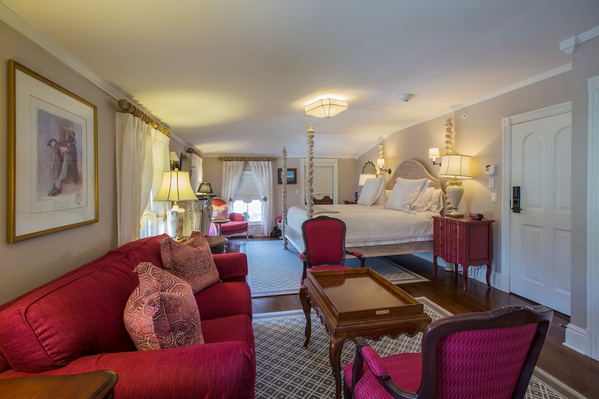 Premium bedding, minibar, individually decorated, individually furnished