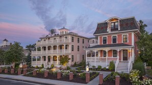 Une maison de style victorien à deux étages, dotée d’un balcon, d’un porche et d’une petite tour.