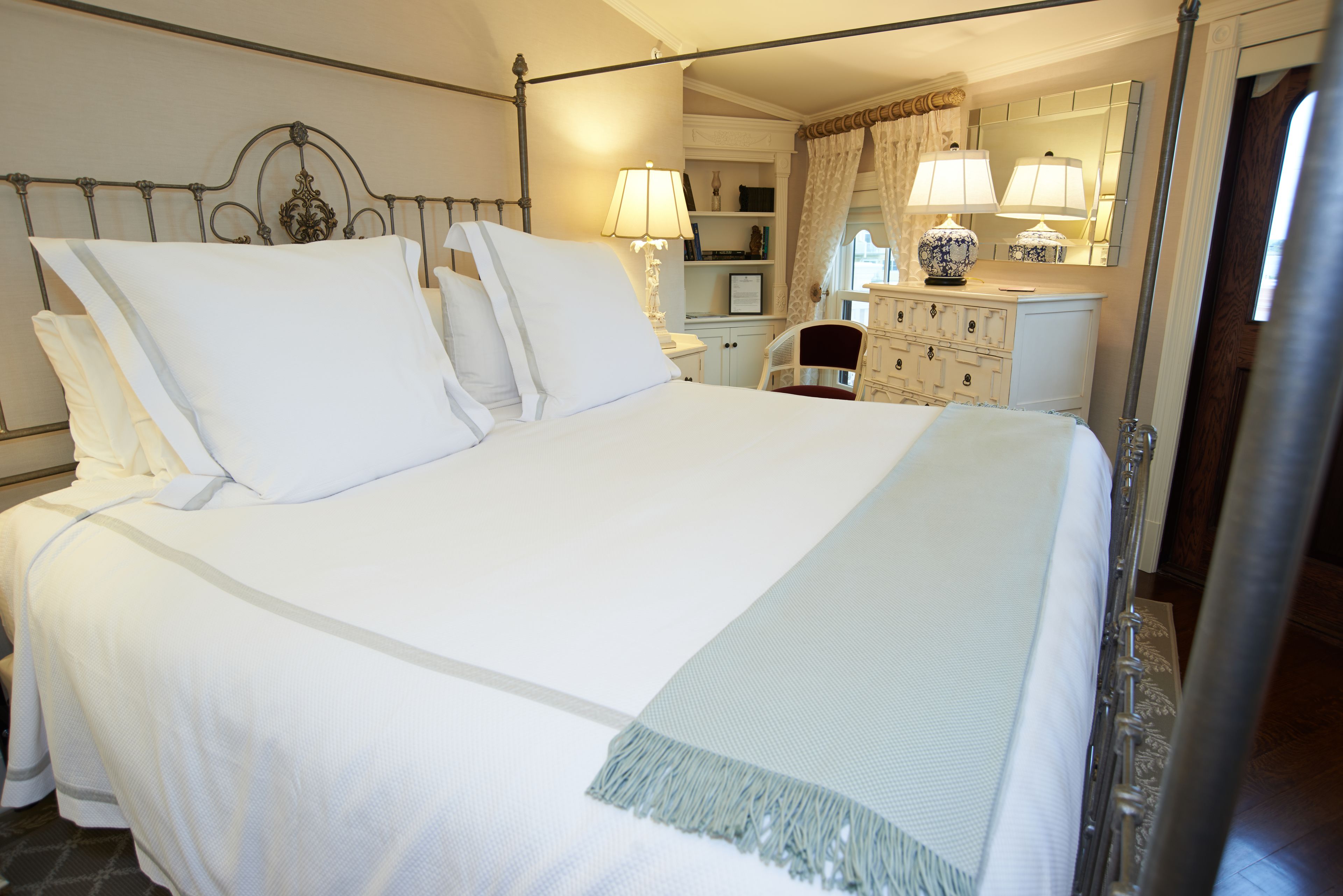 room, 1 king bed (superior guesthouse 1 kg waterview) | premium bedding, minibar, individually decorated, individually furnished