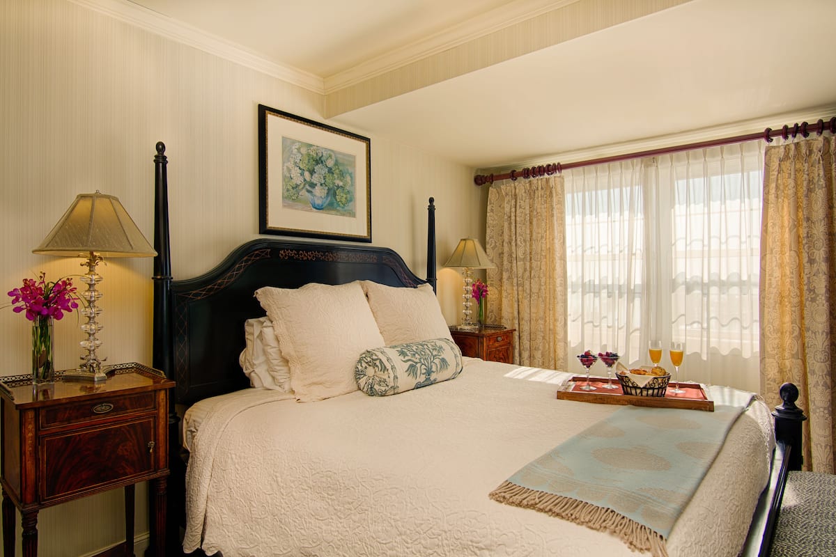 Premium bedding, minibar, individually decorated, individually furnished