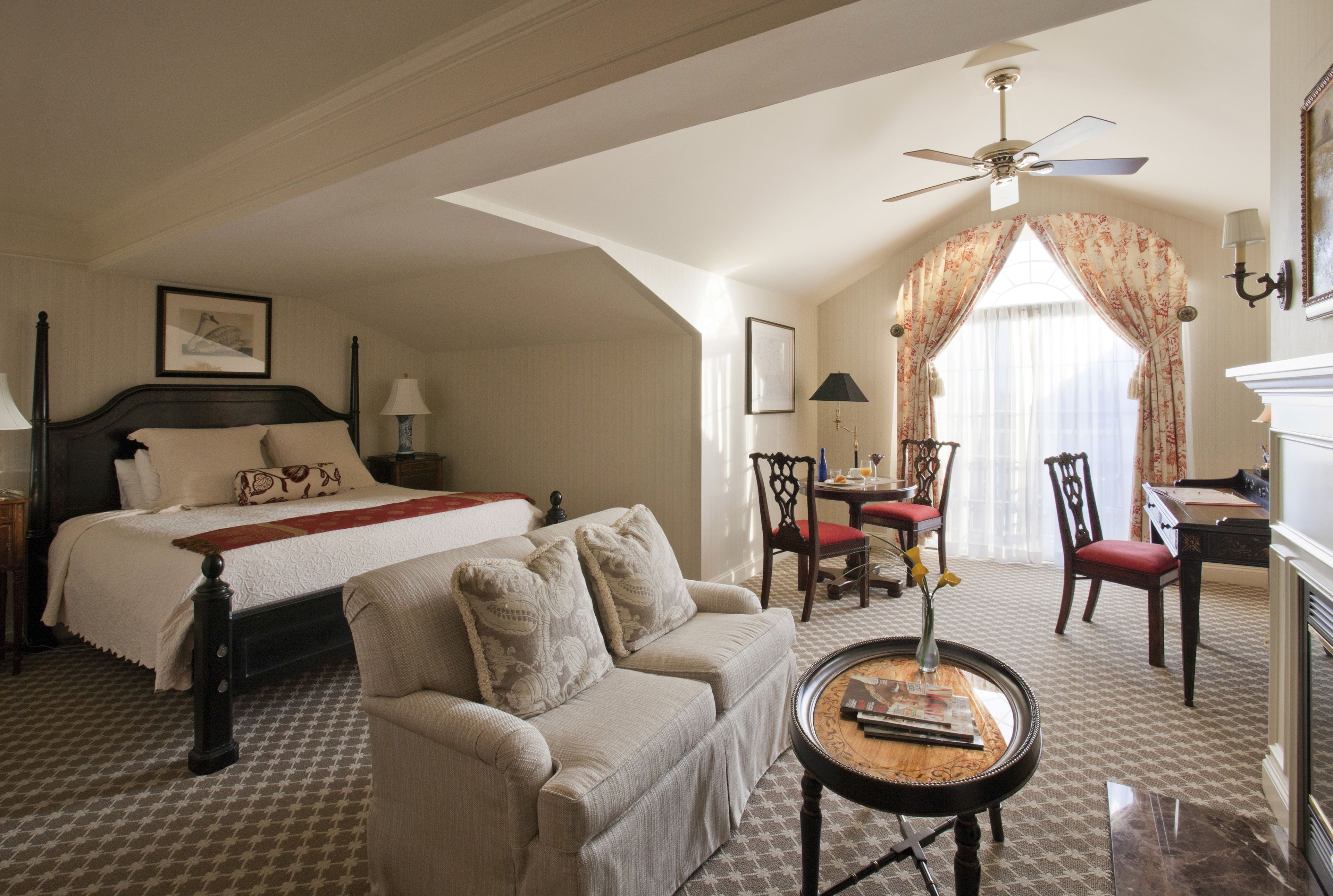 standard room, 1 king bed | premium bedding, minibar, individually decorated, individually furnished