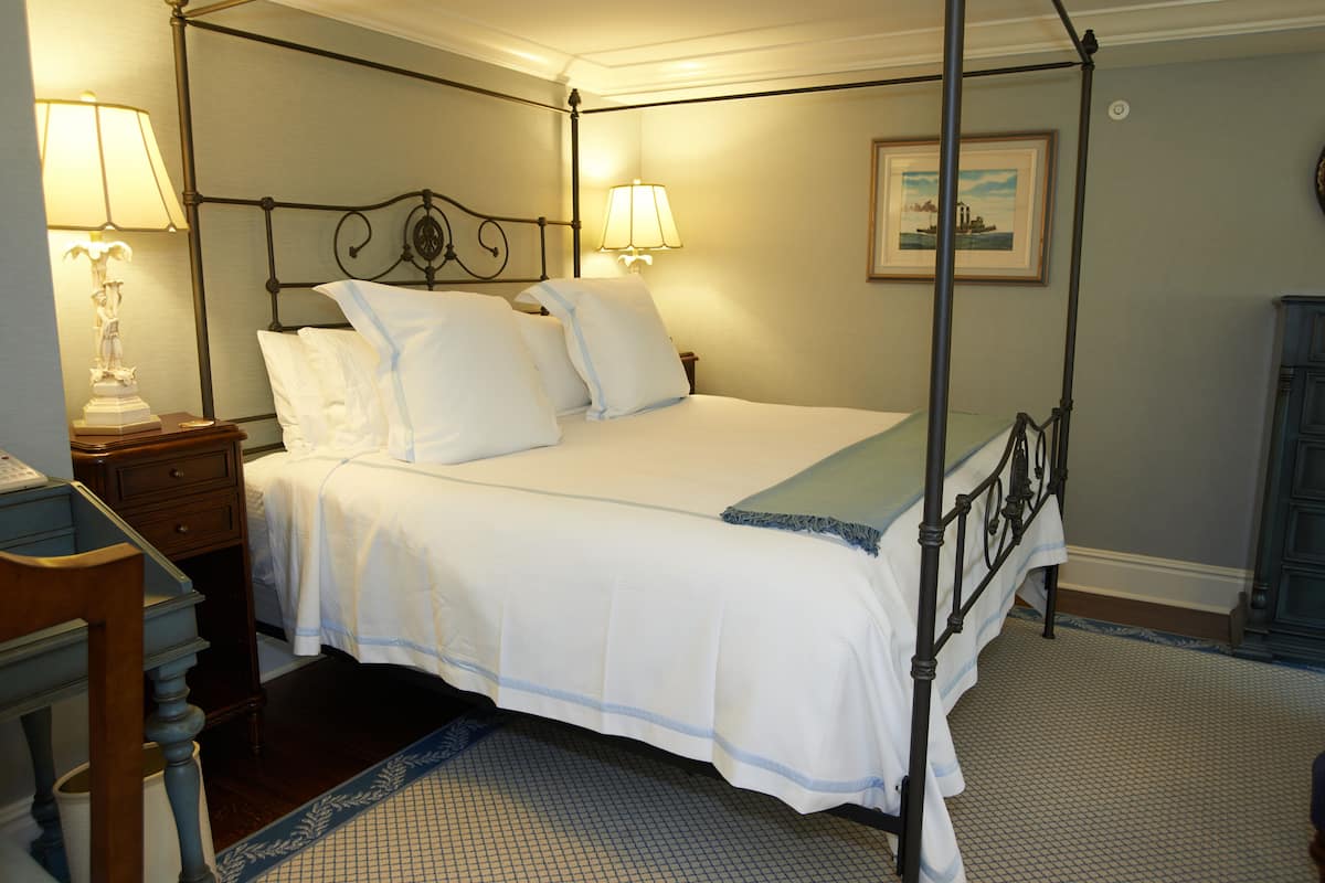 Premium bedding, minibar, individually decorated, individually furnished