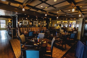 Breakfast, lunch, dinner served; sea views 
