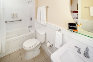 Kombinert dusj/badekar, designertoalettartikler, hårføner og badekåper