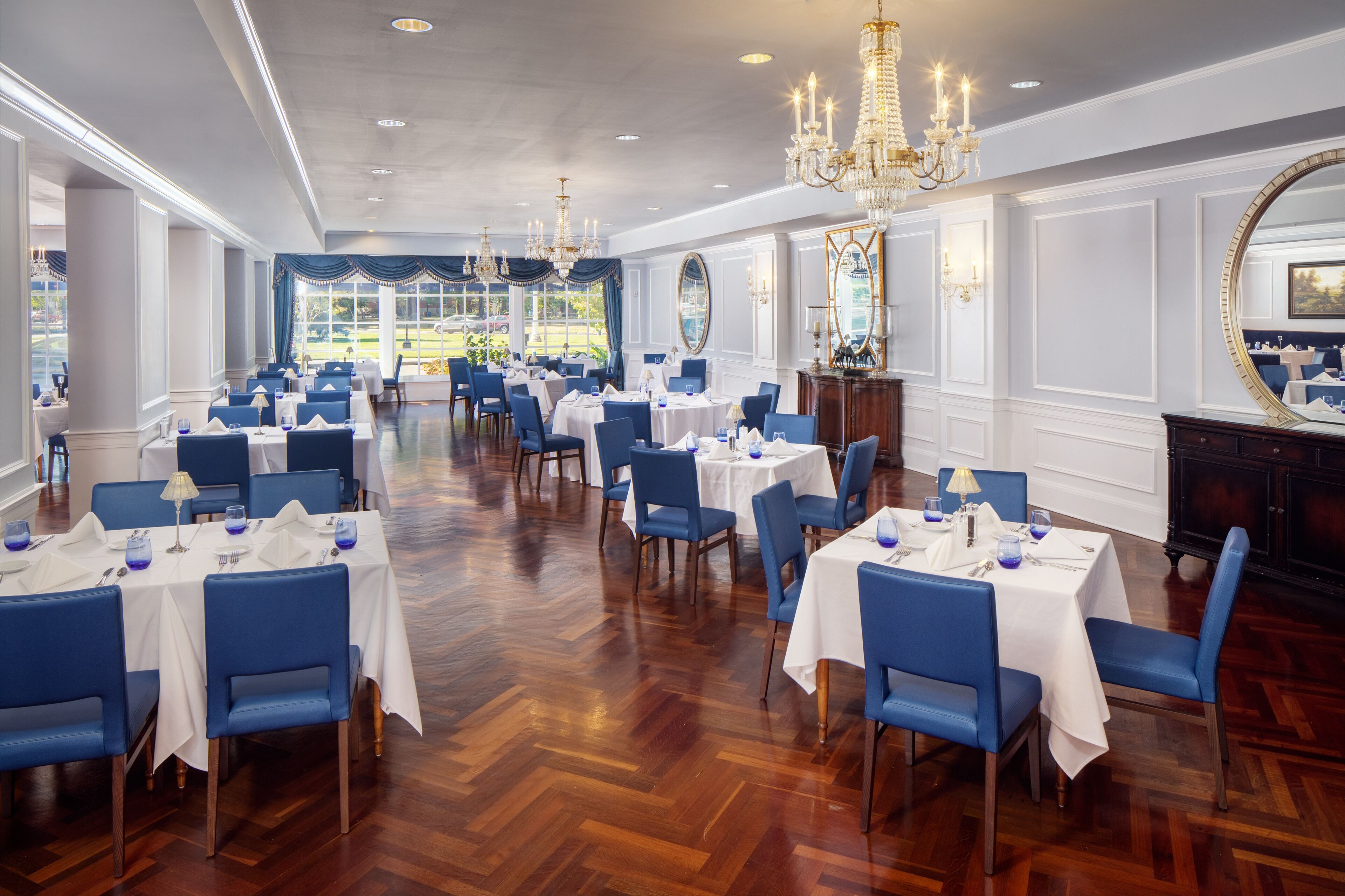 朝食、ランチ、ディナーに営業