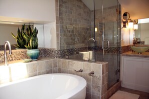 Habitación | Baño | Secadora de cabello, batas, toallas 