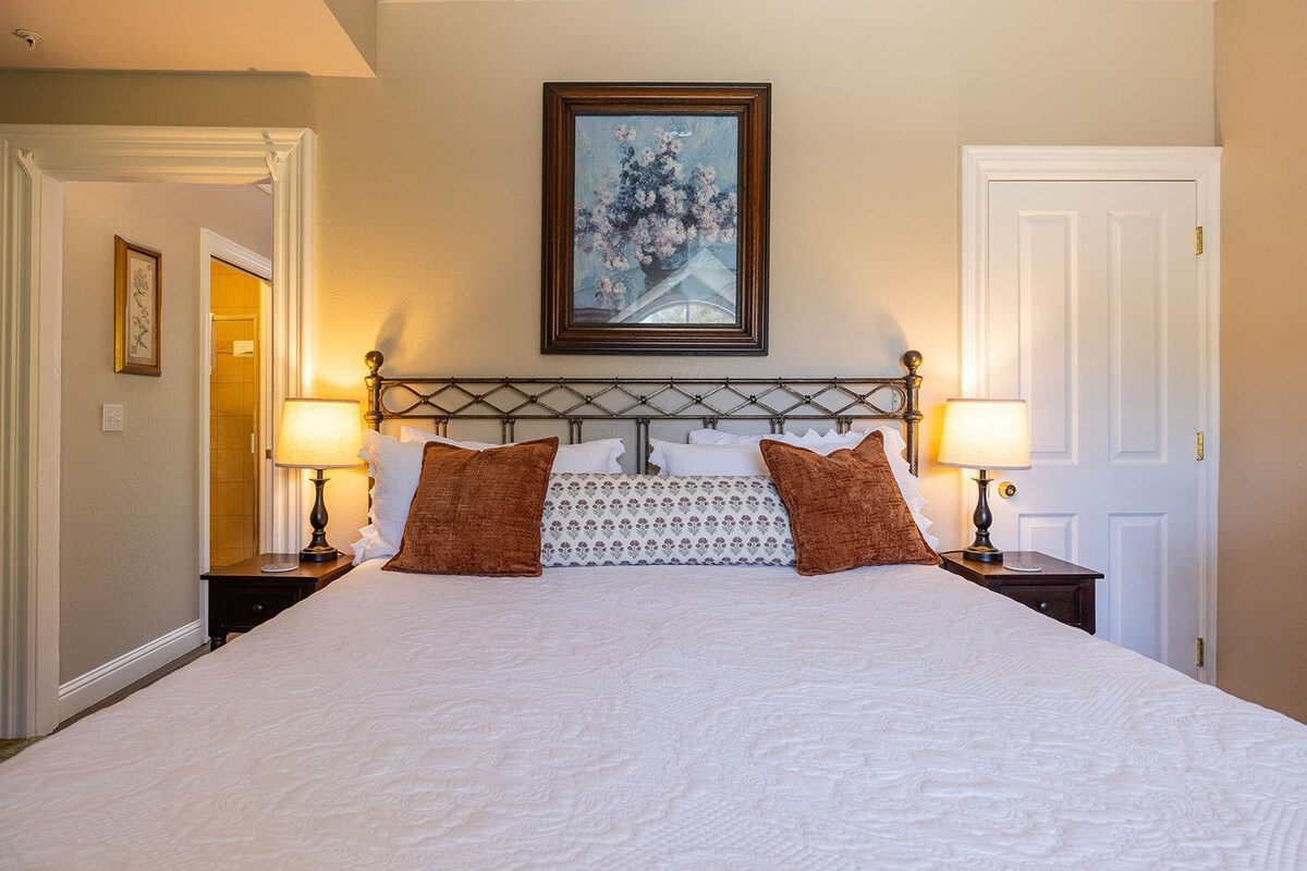 Room, 1 King Bed, Fireplace (Gable Room) | Premium bedding, pillowtop beds, desk, iron/ironing board