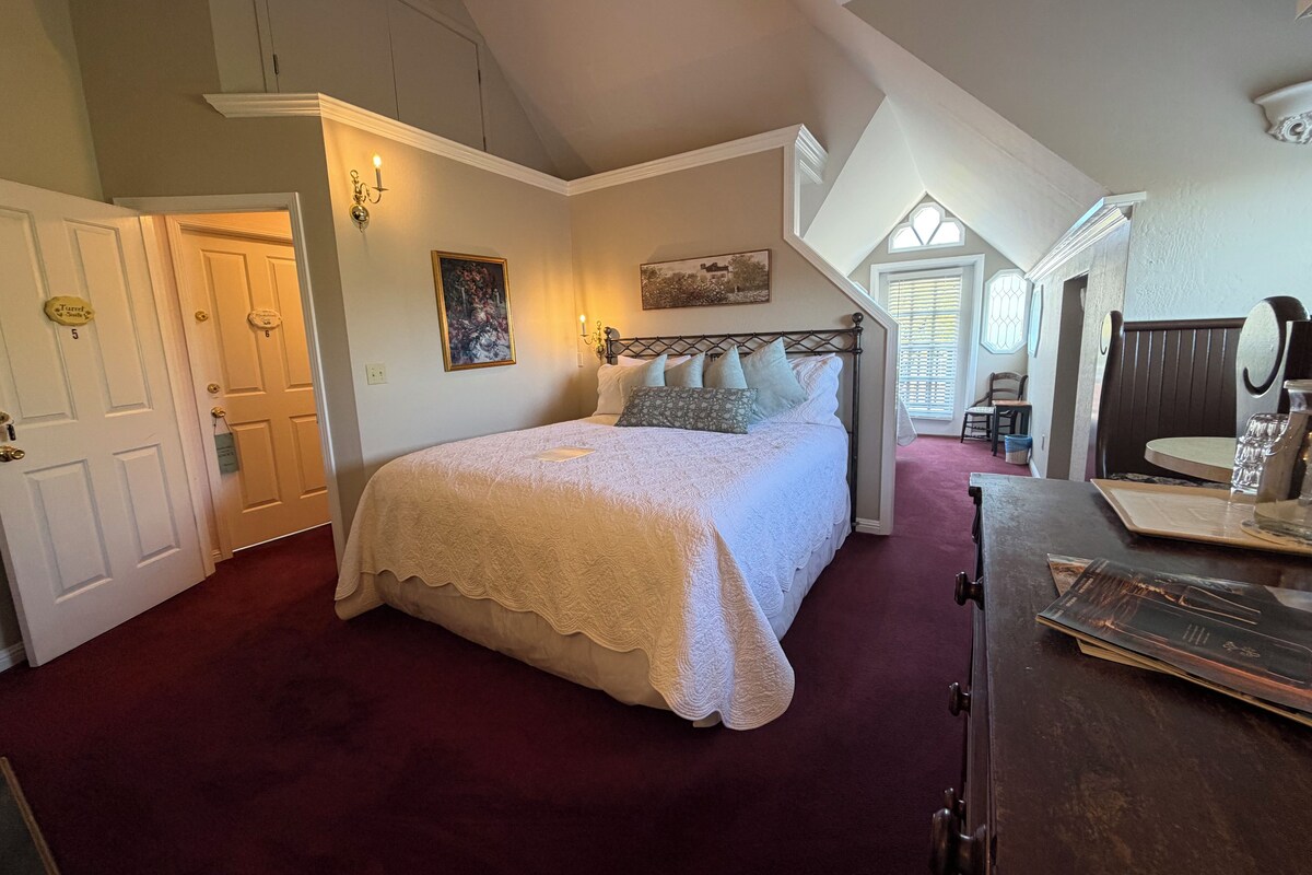 Suite, Balcony (Turret Suite: 2 rooms) | Premium bedding, pillowtop beds, desk, iron/ironing board