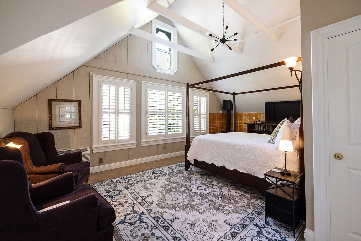 Room, 1 King Bed, Fireplace (William's Hideaway) | Premium bedding, pillowtop beds, desk, iron/ironing board