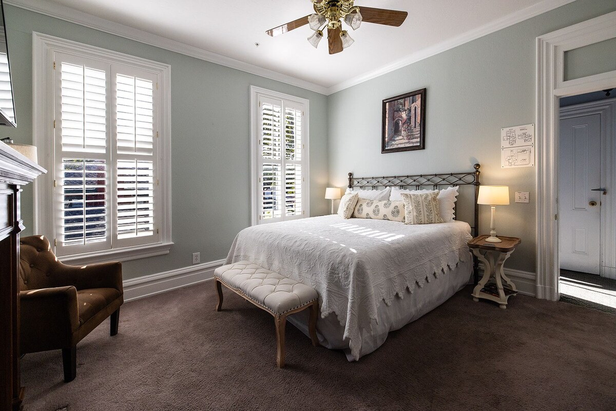 Room, 1 King Bed, Fireplace(Tessa) | Premium bedding, pillowtop beds, desk, iron/ironing board