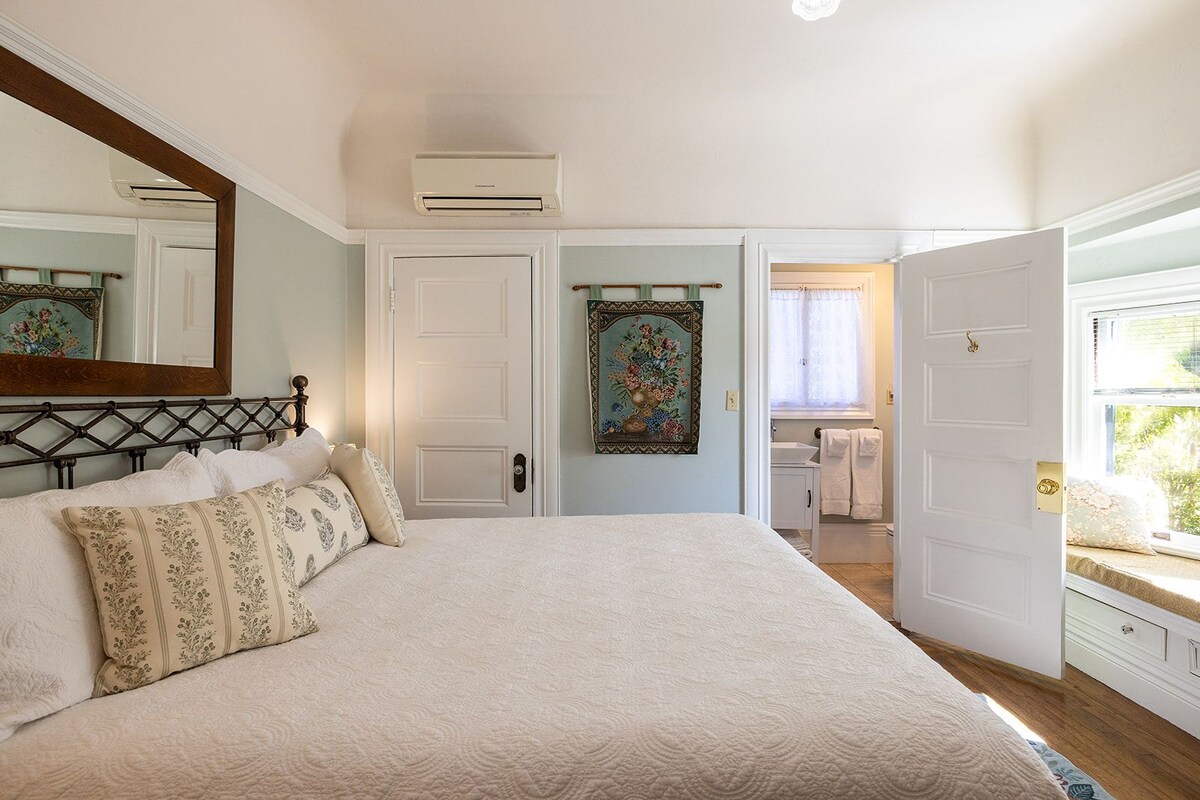 Room, 1King Bed, Fireplace (The Oak Room) | Premium bedding, pillowtop beds, desk, iron/ironing board