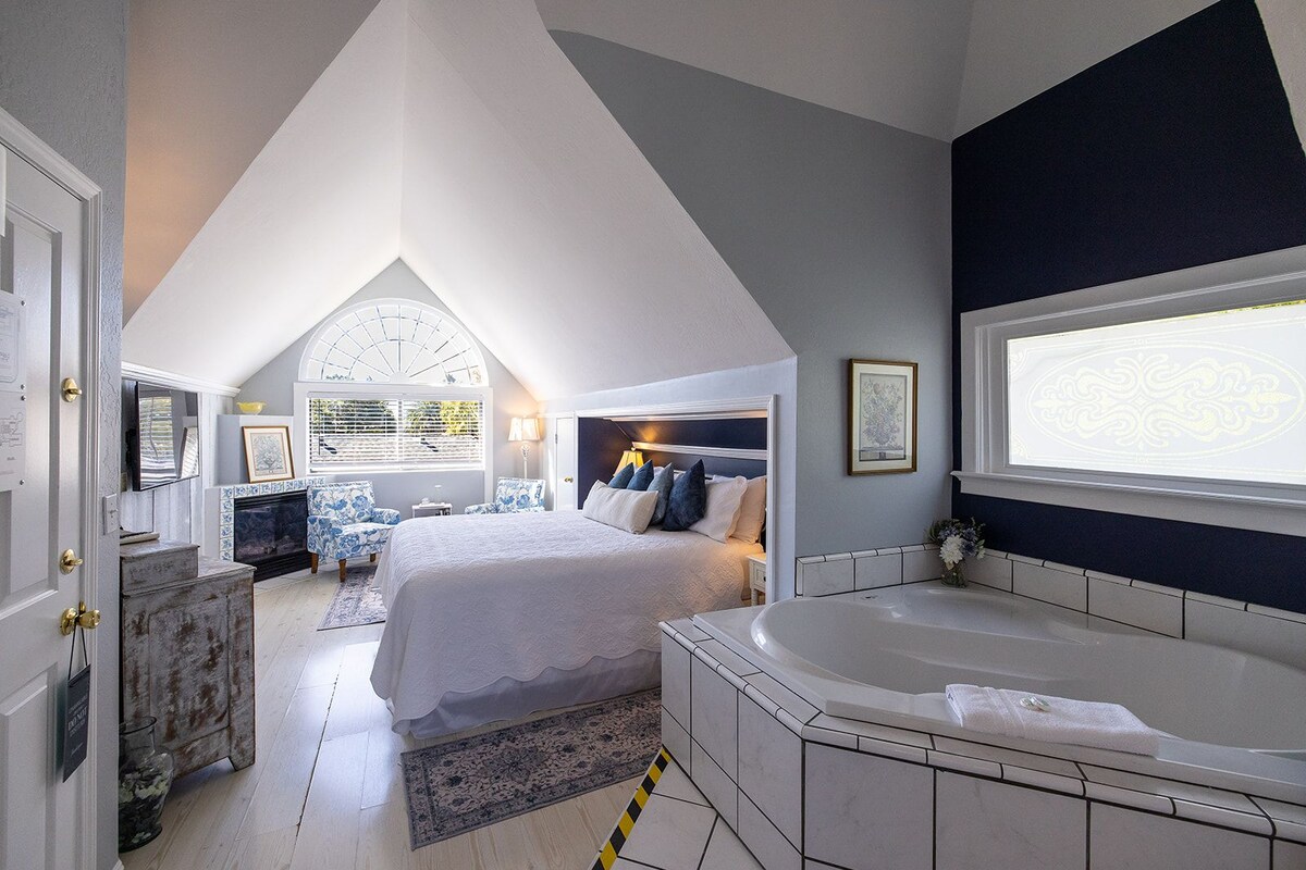Suite, 1 King Bed, Balcony (Madaline's Suite) | Premium bedding, pillowtop beds, desk, iron/ironing board