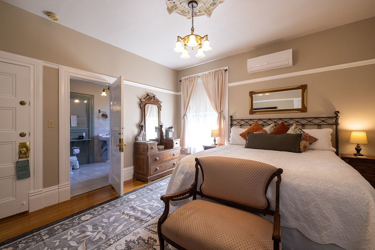 Room, 1 King Bed, Fireplace (Victorian Room) | Premium bedding, pillowtop beds, desk, iron/ironing board