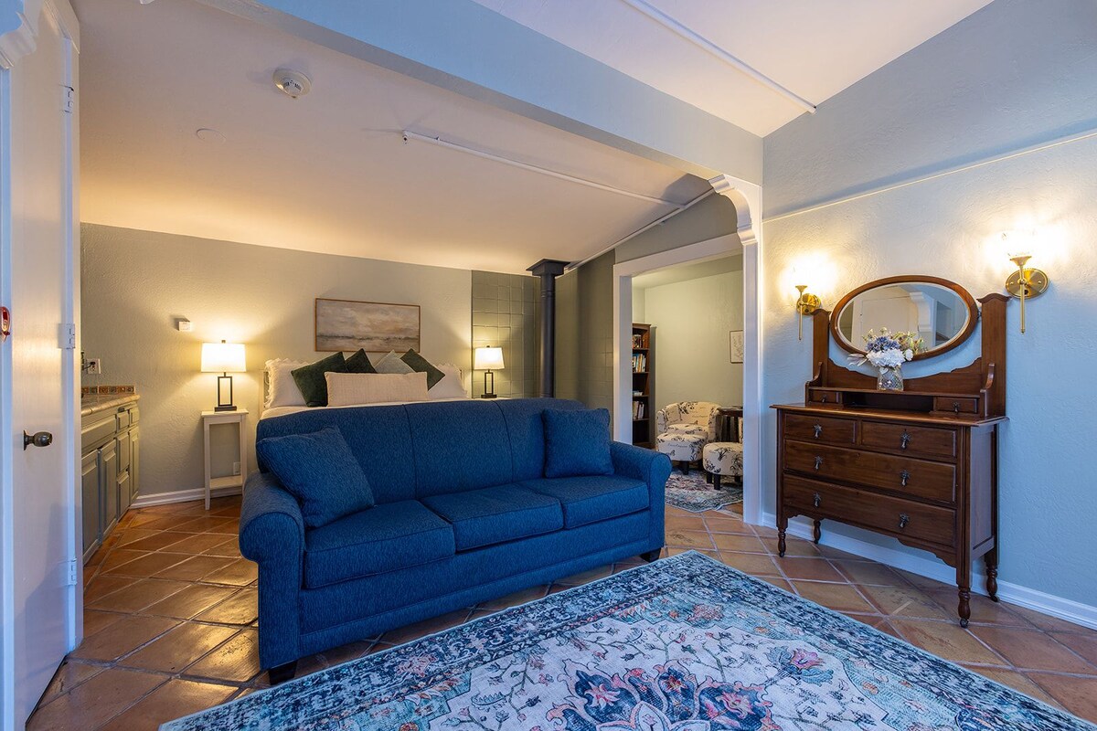 Family Room, 1 King Bed with Sofa bed | Premium bedding, pillowtop beds, desk, iron/ironing board