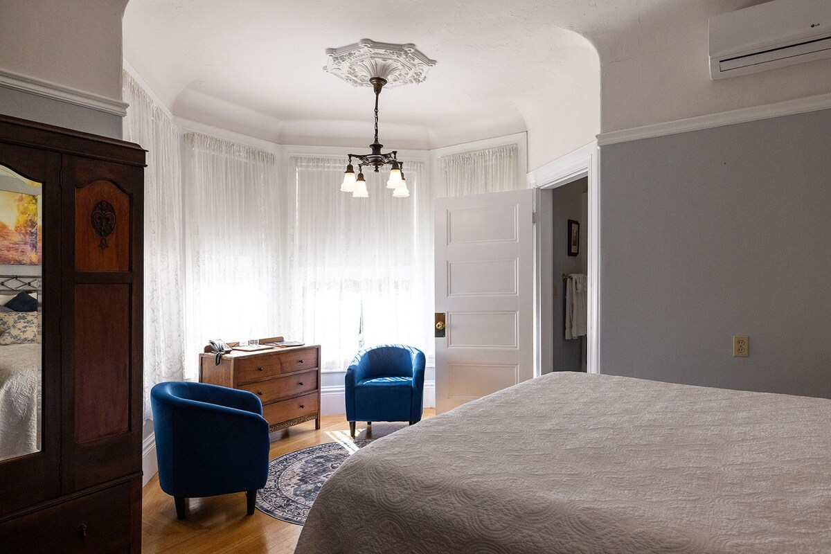 Room, 1 King Bed, Jetted Tub (Tower Room) | Premium bedding, pillowtop beds, desk, iron/ironing board