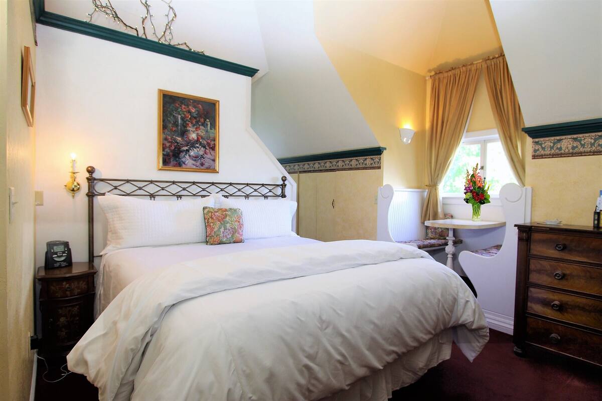 Premium bedding, pillowtop beds, desk, iron/ironing board