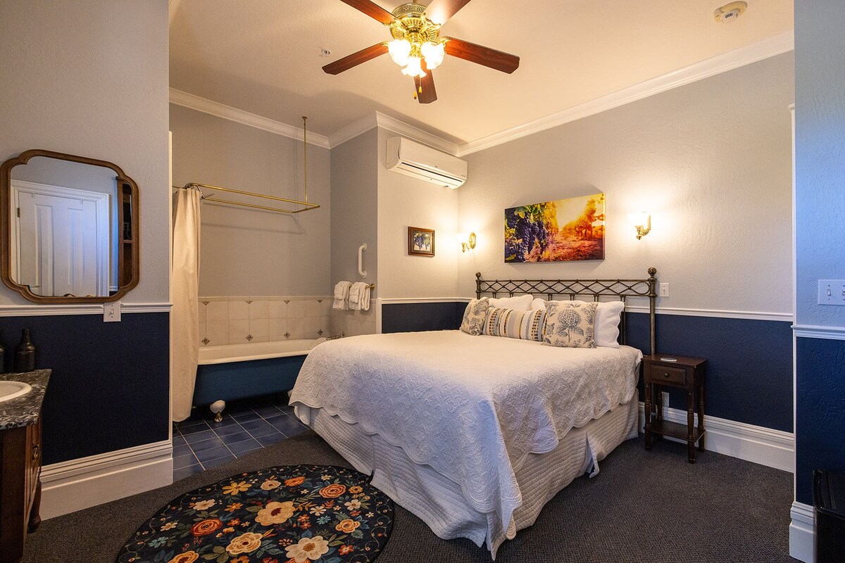 Room, 1 King Bed, Fireplace (Kirtley's Retreat) | Premium bedding, pillowtop beds, desk, iron/ironing board