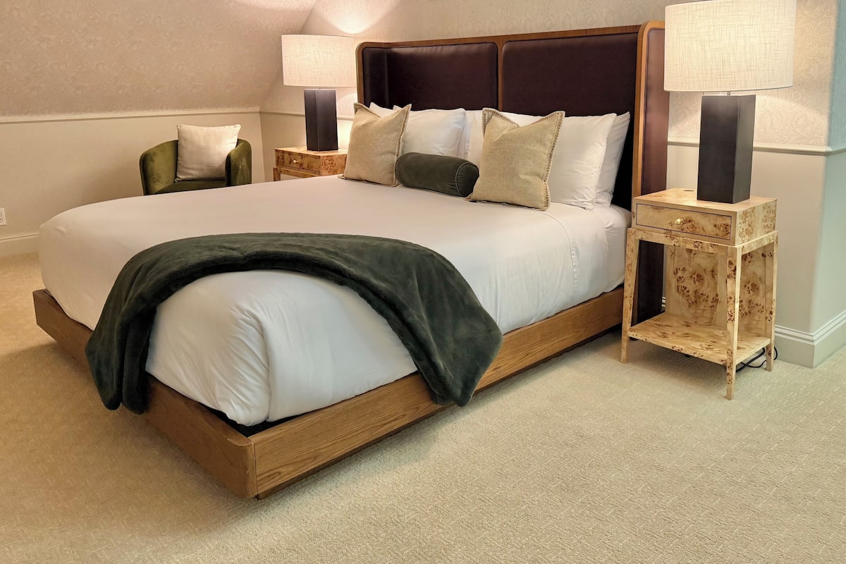 Egyptian cotton sheets, premium bedding, pillow-top beds, minibar