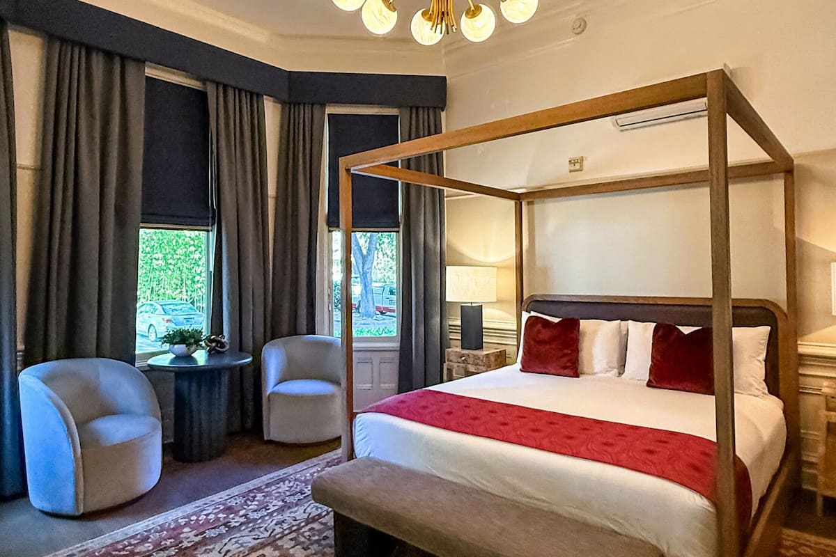 Deluxe Room, 1 King Bed (Roll-in Shower) | Egyptian cotton sheets, premium bedding, pillow-top beds, minibar