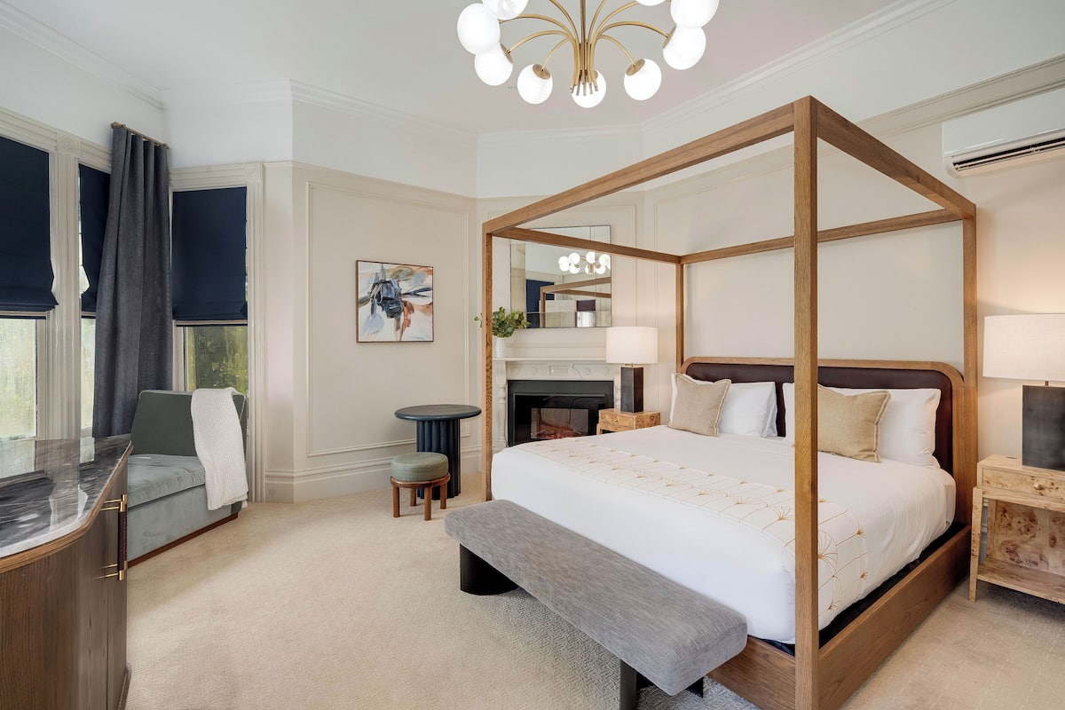 Egyptian cotton sheets, premium bedding, pillow-top beds, minibar