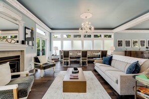 Lounge - White House Napa (Napa)