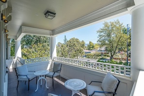 Deluxe Room, 1 King Bed, Balcony | Balcony