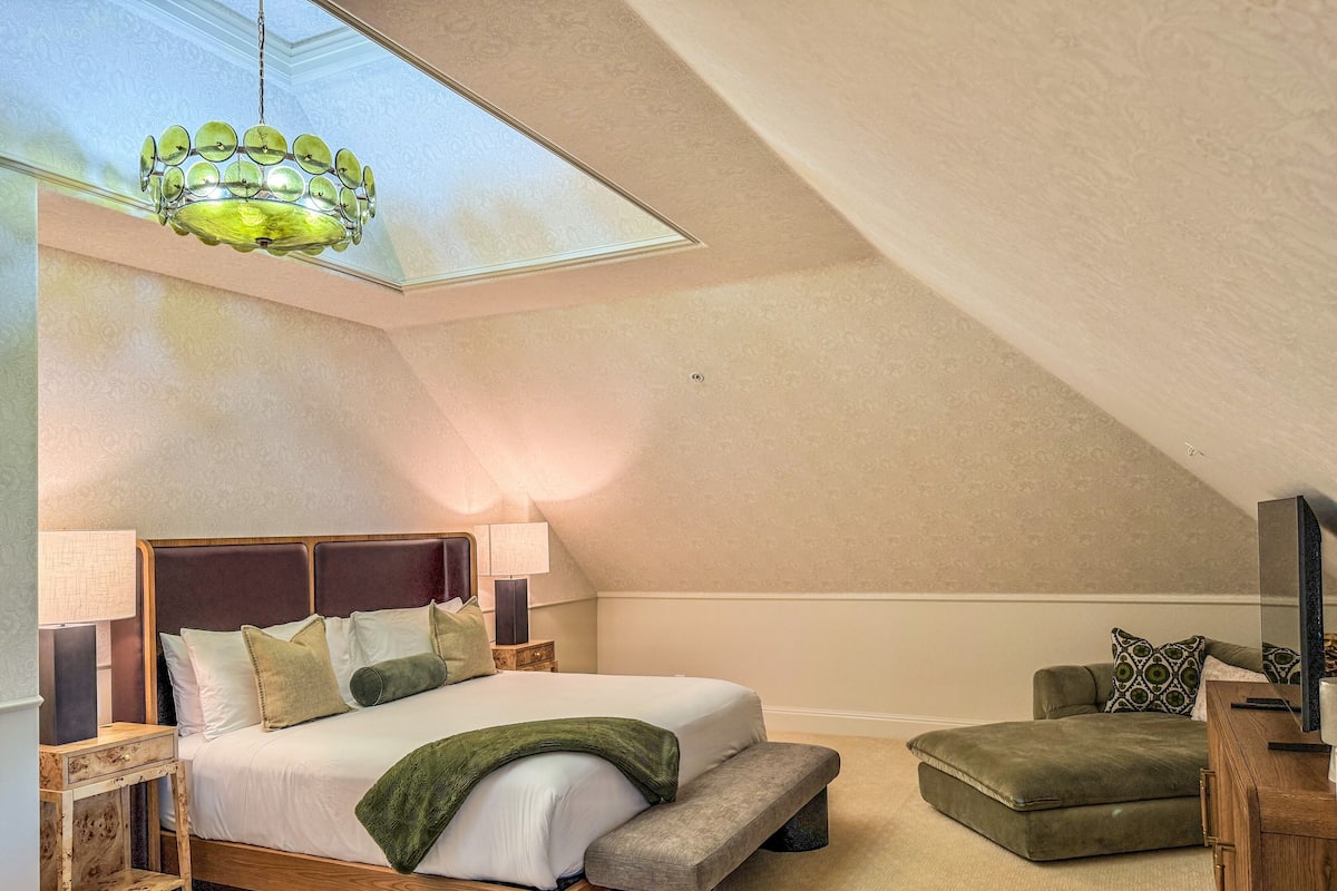 Egyptian cotton sheets, premium bedding, pillow-top beds, minibar