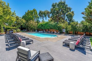 Utendørsbasseng og solsenger