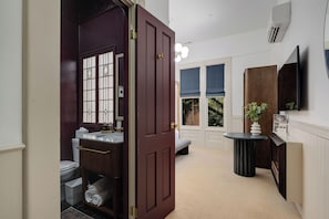 Douche, articles de toilette écologiques, sèche-cheveux, peignoirs