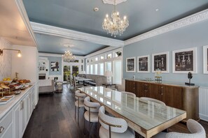 Free daily continental breakfast  - White House Napa (Napa)