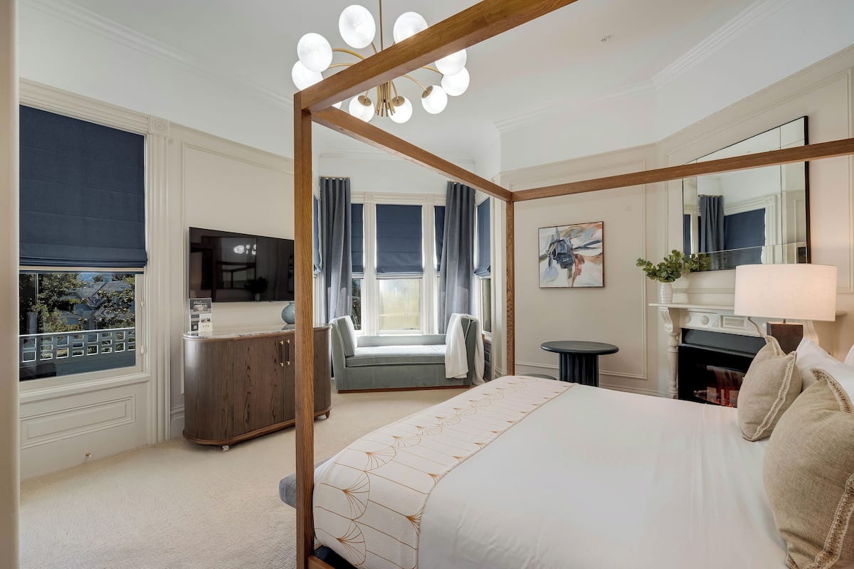 Deluxe Room, 1 King Bed, Balcony | Egyptian cotton sheets, premium bedding, pillowtop beds, minibar