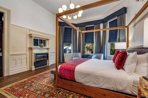 Deluxe Room, 1 King Bed (Roll-in Shower) | Egyptian cotton sheets, premium bedding, pillowtop beds, minibar - White House Napa (Napa)