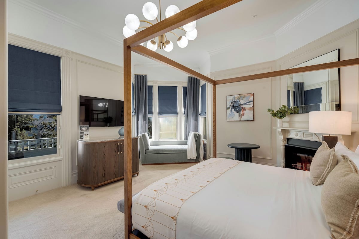 Deluxe Room, 1 King Bed, Balcony
