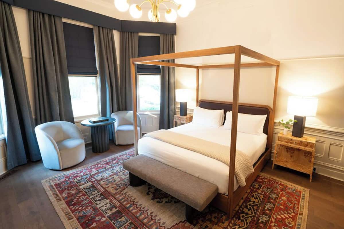 Deluxe Room, 1 King Bed (Roll-in Shower)