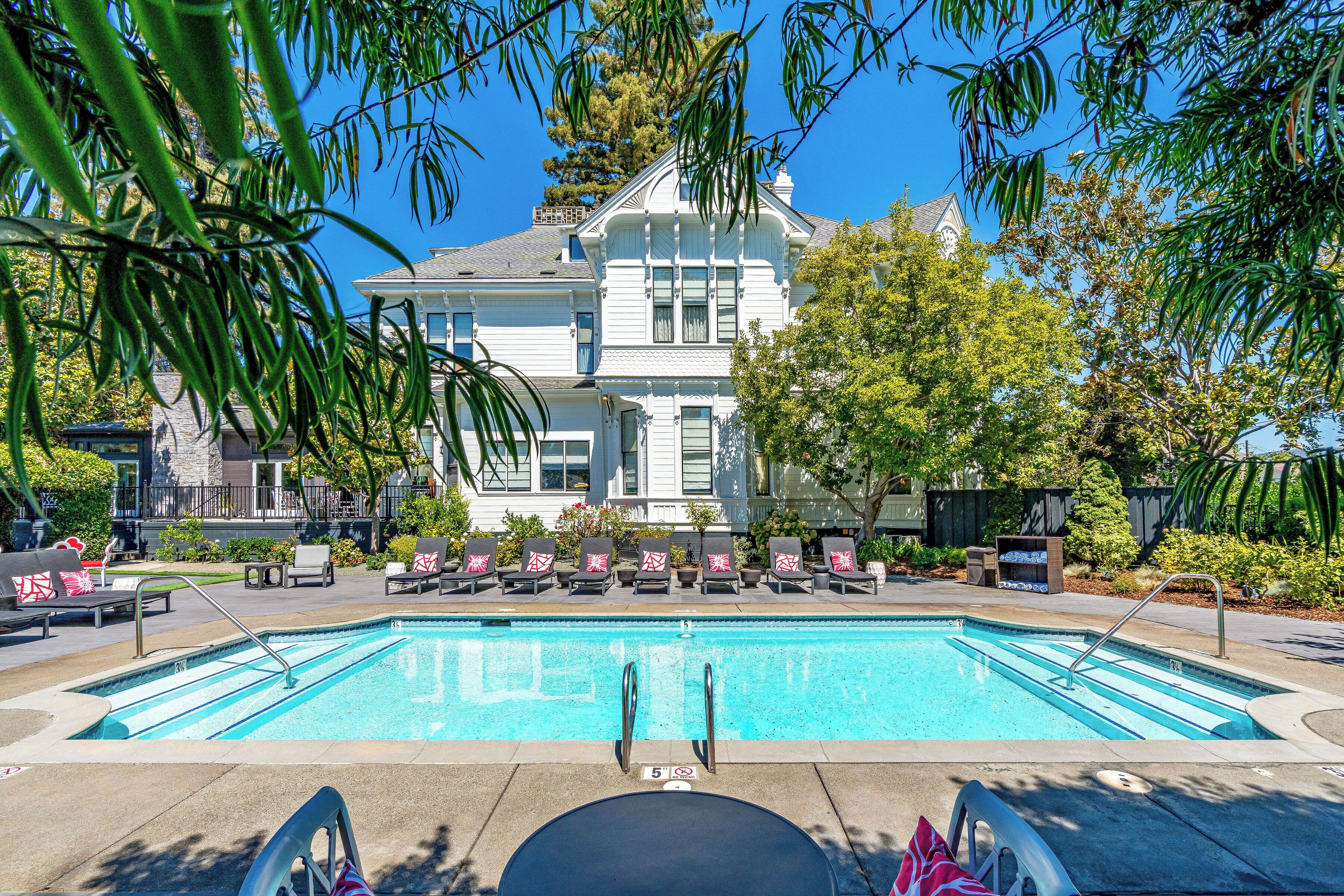 Una piscina al aire libre, tumbonas