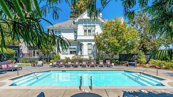 Outdoor pool, pool loungers