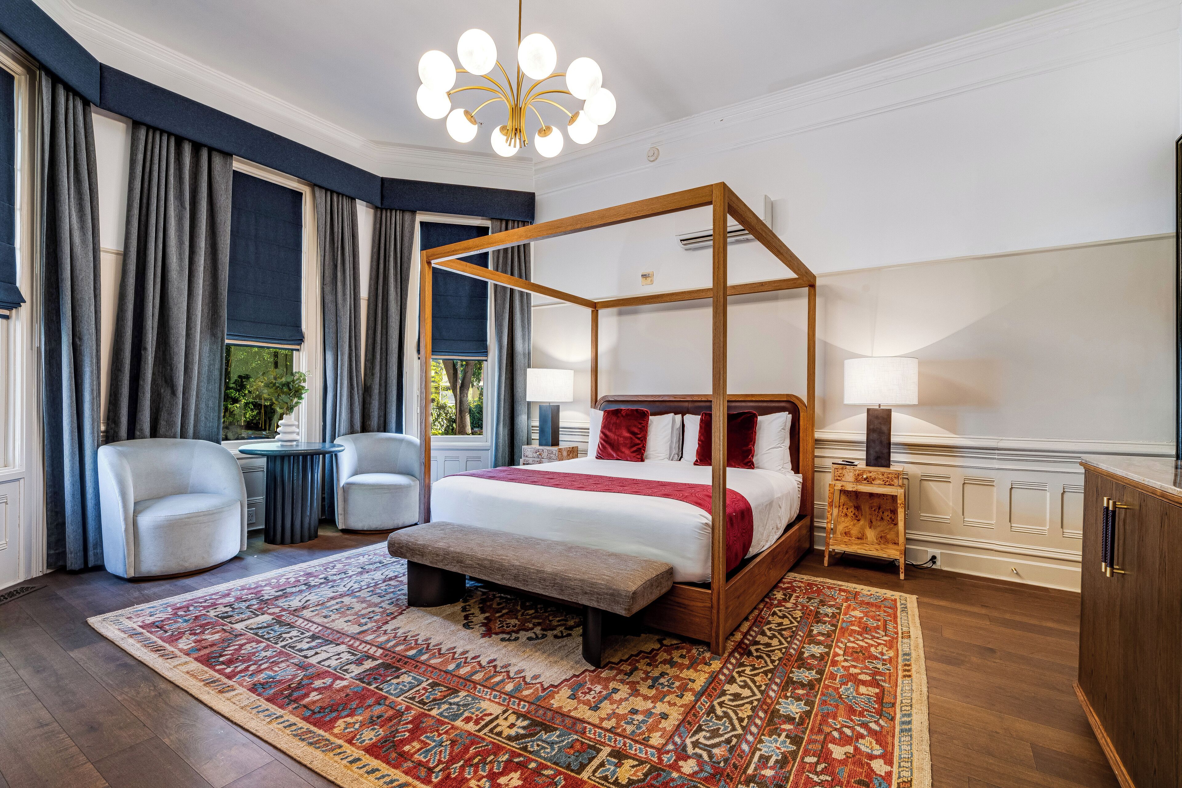 Habitación Deluxe, 1 cama de matrimonio grande (Roll-in Shower) | Sábanas de algodón egipcio y ropa de cama de alta calidad