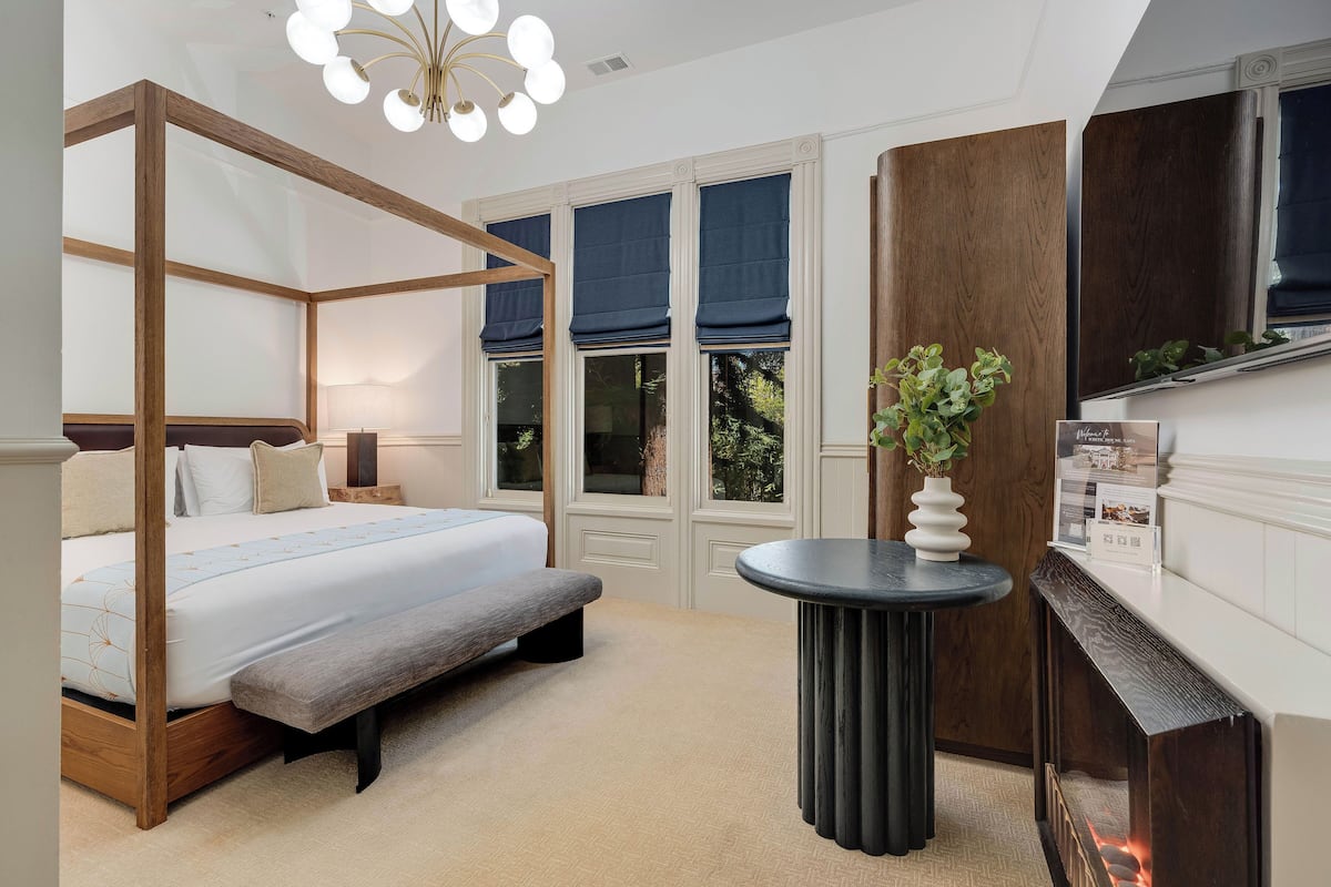 Egyptian cotton sheets, premium bedding, pillow-top beds, minibar