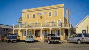 Un bâtiment jaune à deux étages, sur lequel on peut lire l’inscription : « Hôtel Mendocino, fondé en 1878 ».