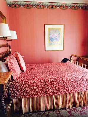 Individually decorated, individually furnished, free WiFi, bed sheets - The Mendocino Hotel and Garden Suites (Mendocino)