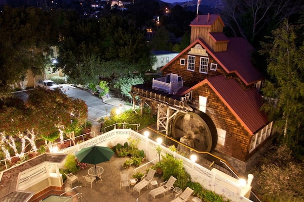 Outdoor pool, open 9:00 AM to 9:00 PM, sun loungers