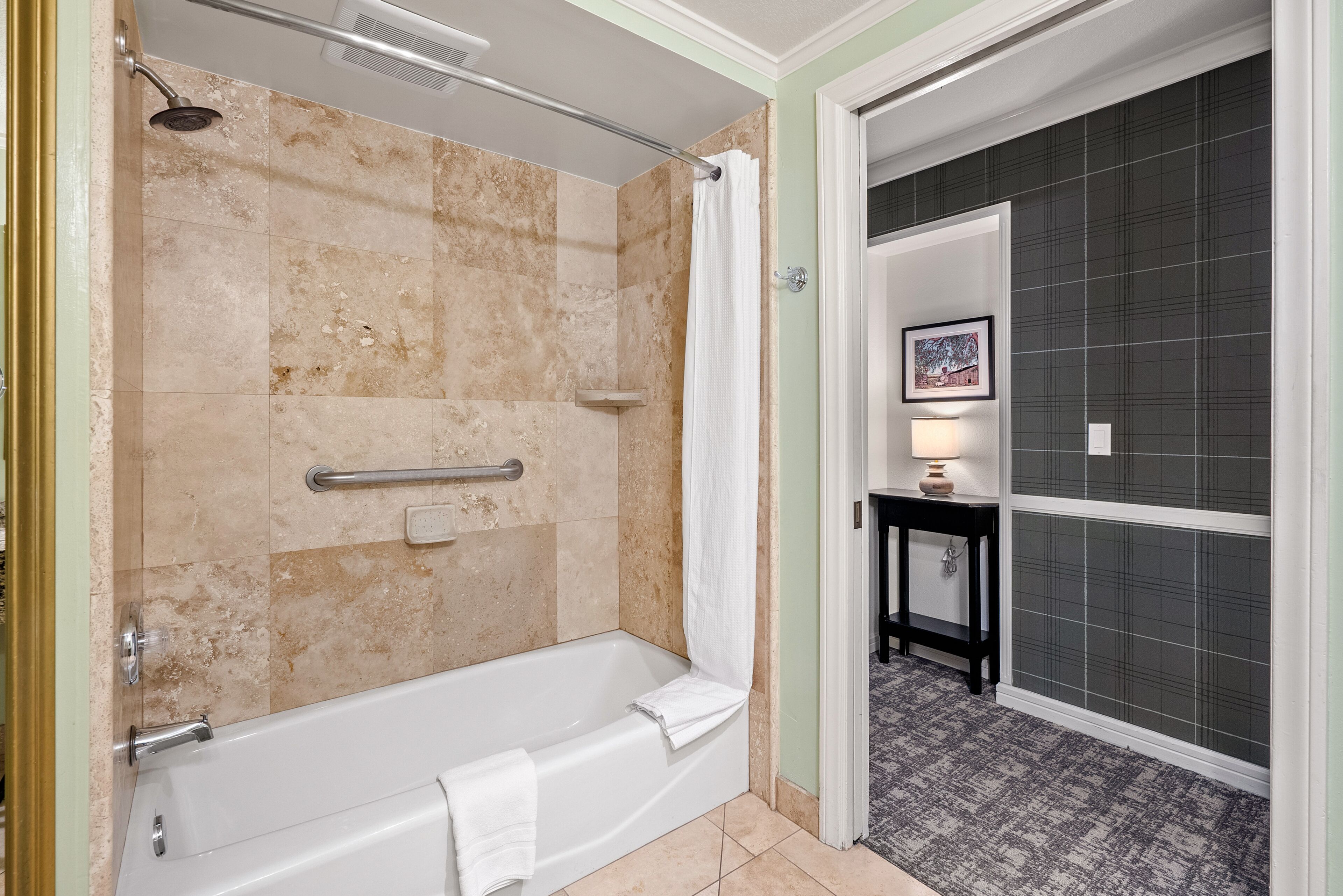 deluxe room, 1 king bed (main inn) | bathroom | shower, free toiletries, hair dryer, towels