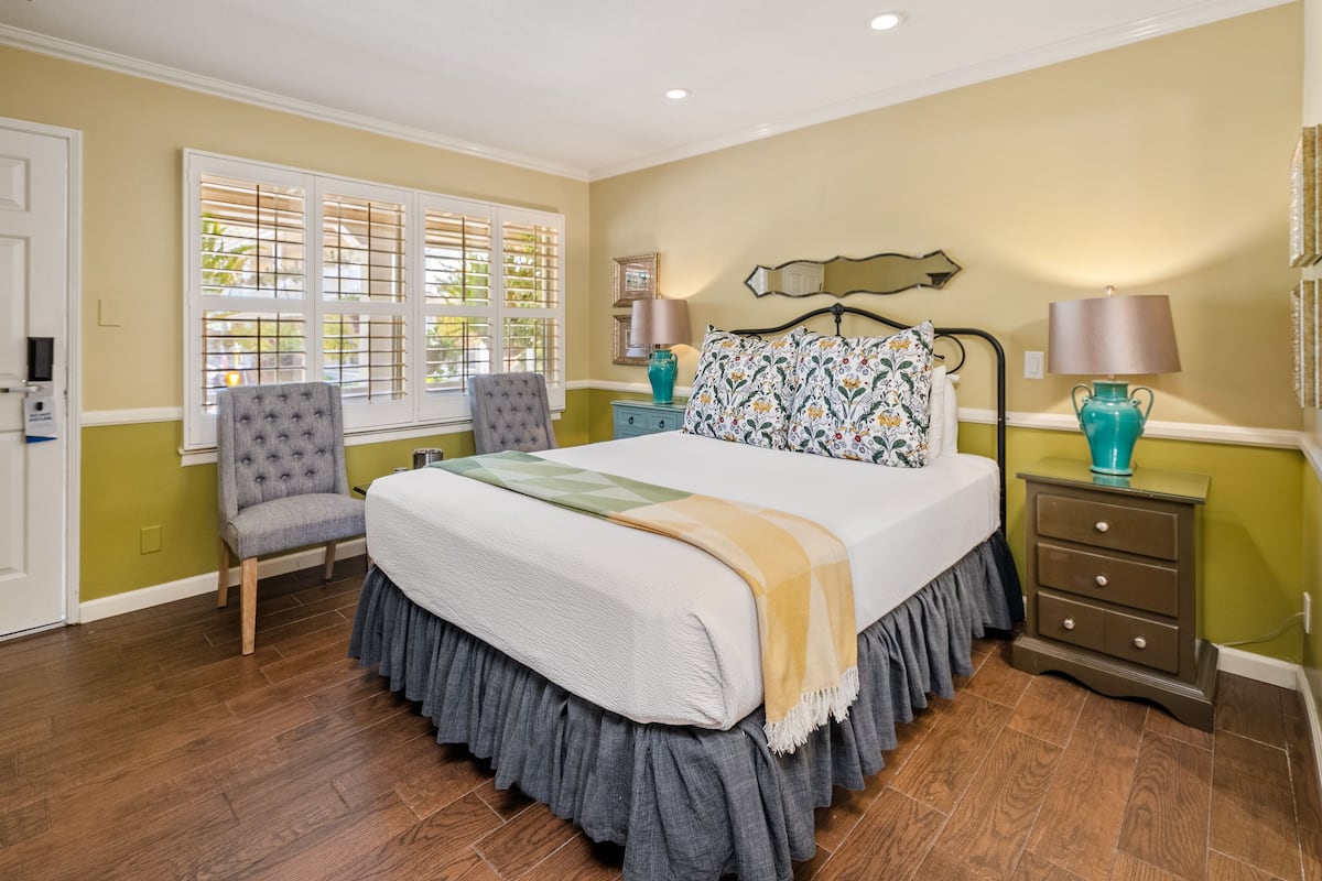 Room, 1 Queen Bed (Trellis Court Building) | Egyptian cotton sheets, premium bedding, pillow-top beds