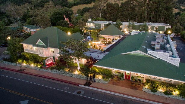 A hotel with multiple buildings, green roofs, and outdoor seating areas. - Apple Farm (San Luis Obispo)