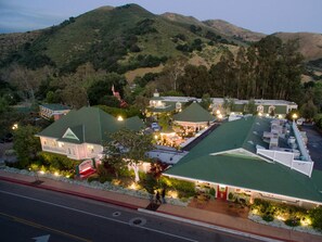A hotel with multiple buildings, green roofs, and outdoor seating areas. - Apple Farm (San Luis Obispo)