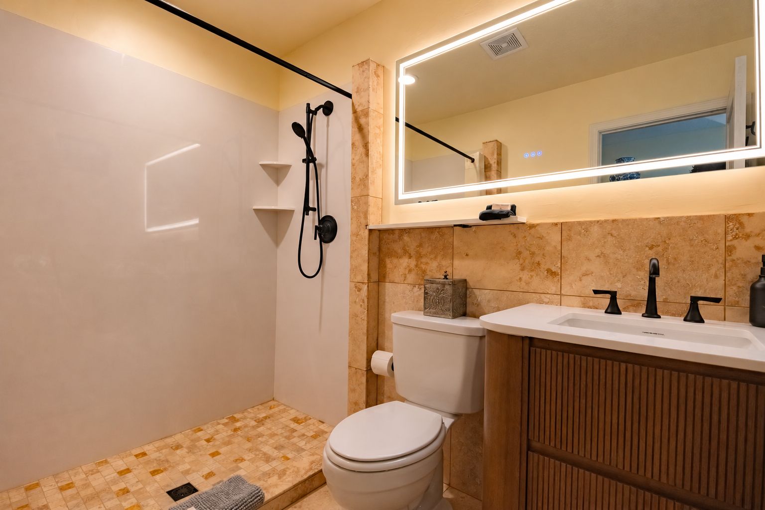 Ein Badezimmer mit Dusche, Toilette und Waschbecken.