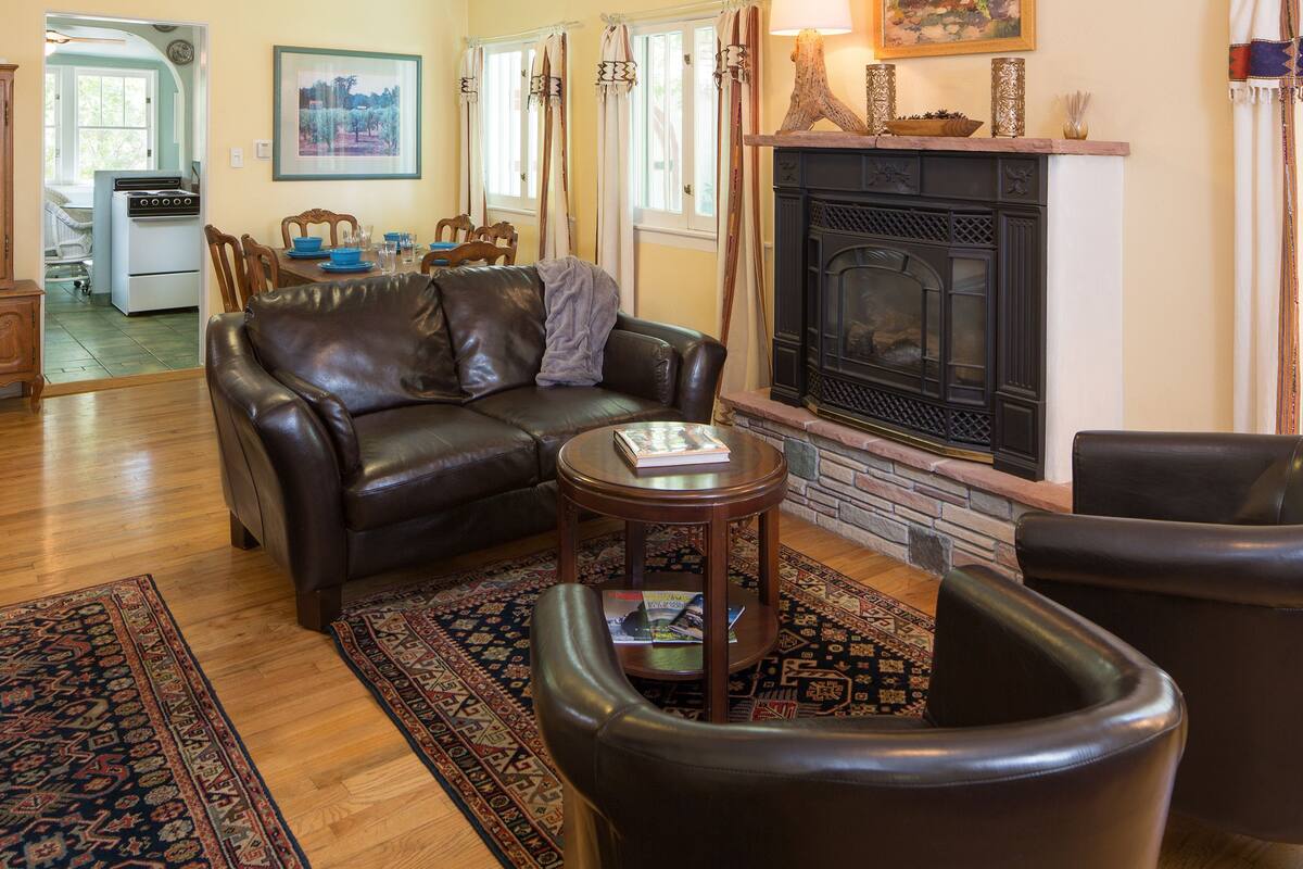 2 BR/2 Bath Cottage with Full Kitchen | Living area