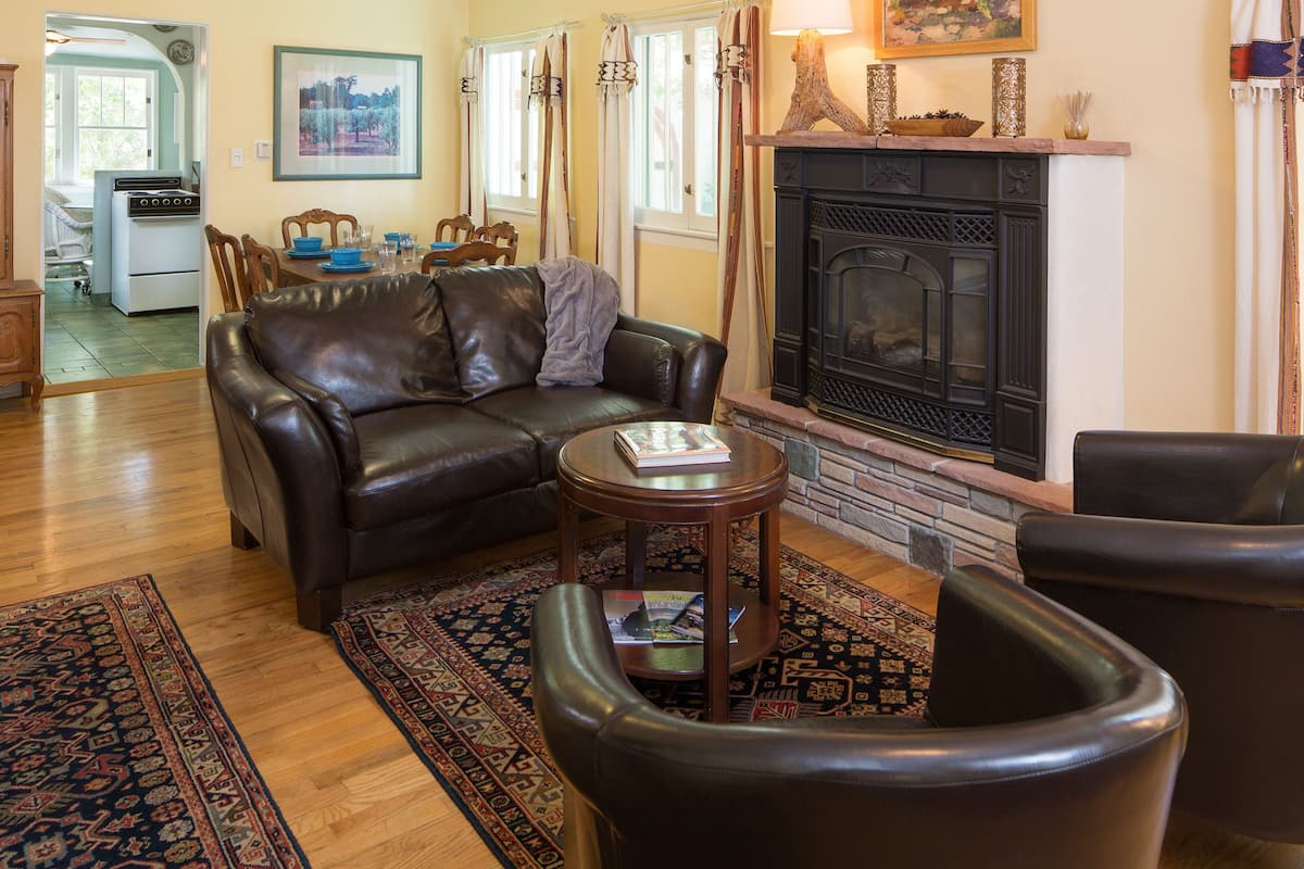 2 BR/2 Bath Cottage with Full Kitchen | Living area
