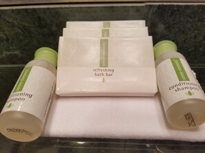 Ducha y bañera combinadas y artículos de higiene personal gratuitos